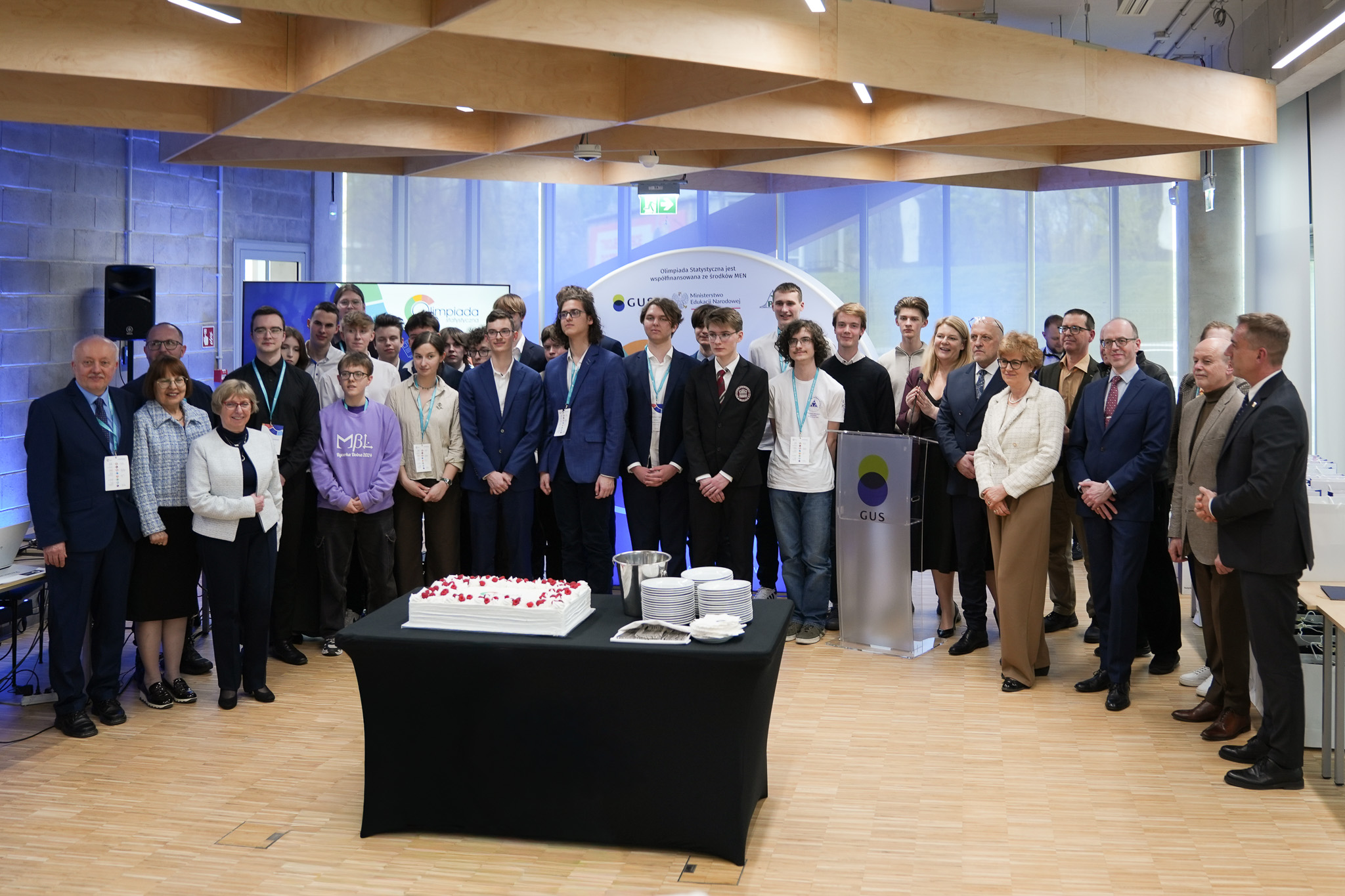 grafika uatrakcyjniająca wpis, zdjęcie całej grupy uczestników OS